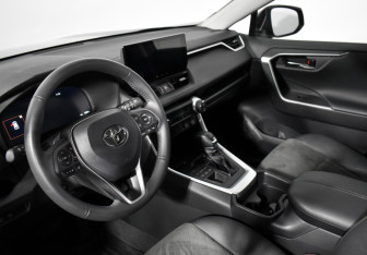 Подержанный автомобиль Toyota RAV4 2024 года (9 фото)