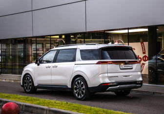Подержанный автомобиль Kia Carnival 2021 года (8 фото)