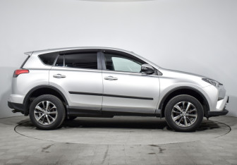 Подержанный автомобиль Toyota RAV4 2018 года (4 фото)