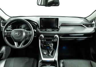 Подержанный автомобиль Toyota RAV4 2020 года (13 фото)