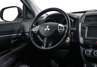 Подержанный автомобиль Mitsubishi ASX 2011 года (14 фото)