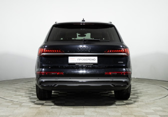 Подержанный автомобиль Audi Q7 2021 года (6 фото)