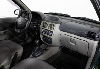 Подержанный автомобиль Renault Symbol 2003 года (9 фото)