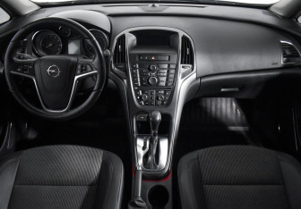 Подержанный автомобиль Opel Astra Hatchback 2012 года (15 фото)