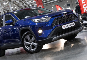 Подержанный автомобиль Toyota RAV4 2021 года (6 фото)