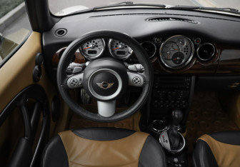 Подержанный автомобиль MINI Cabrio 2006 года (17 фото)