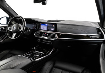 Подержанный автомобиль BMW X7 2019 года (10 фото)