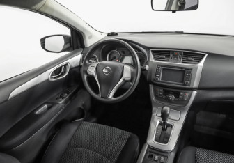 Подержанный автомобиль Nissan Tiida Hatchback 2015 года (9 фото)