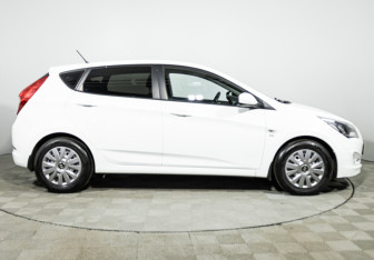 Подержанный автомобиль Hyundai Solaris Hatchback 2015 года (4 фото)