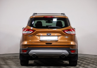 Подержанный автомобиль Ford Kuga 2015 года (6 фото)