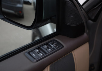 Подержанный автомобиль Land Rover Discovery 2013 года (28 фото)