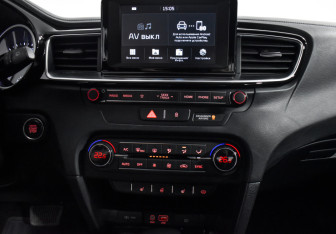 Подержанный автомобиль Kia Ceed Hatchback 2019 года (16 фото)