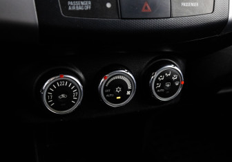 Подержанный автомобиль Mitsubishi Outlander 2011 года (13 фото)