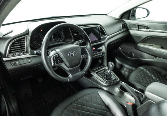 Подержанный автомобиль Hyundai Elantra Sedan 2017 года (11 фото)