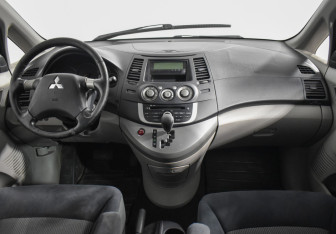 Подержанный автомобиль Mitsubishi Grandis 2008 года (14 фото)