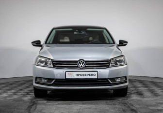 Подержанный автомобиль Volkswagen Passat Sedan 2012 года (2 фото)