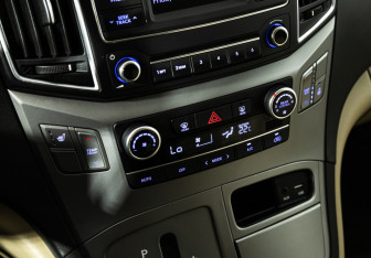 Подержанный автомобиль Hyundai H-1 2015 года (15 фото)