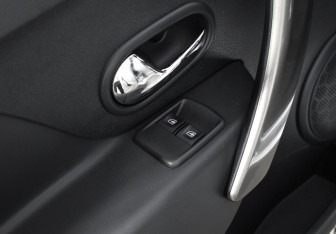 Подержанный автомобиль Renault Logan Sedan 2015 года (10 фото)