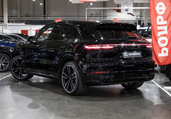 Подержанный автомобиль Porsche Cayenne 2020 года (11 фото)