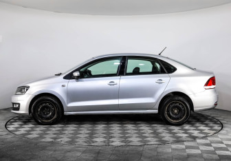 Подержанный автомобиль Volkswagen Polo Sedan 2016 года (8 фото)