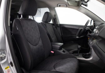 Подержанный автомобиль Toyota RAV4 2010 года (12 фото)