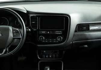 Подержанный автомобиль Mitsubishi Outlander 2018 года (14 фото)