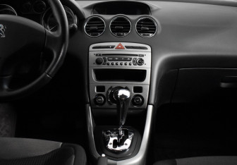 Подержанный автомобиль Peugeot 308 Hatchback 2012 года (12 фото)