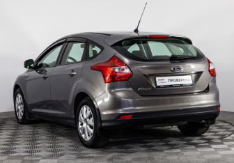 Подержанный автомобиль Ford Focus Hatchback 2014 года (7 фото)