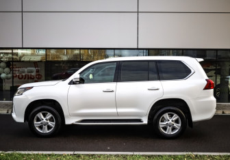 Подержанный автомобиль Lexus LX 2016 года (8 фото)