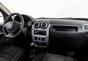Подержанный автомобиль Renault Sandero 2011 года (9 фото)