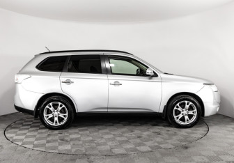 Подержанный автомобиль Mitsubishi Outlander 2013 года (4 фото)