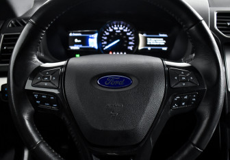 Подержанный автомобиль Ford Explorer 2019 года (18 фото)
