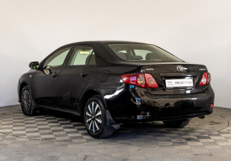 Подержанный автомобиль Toyota Corolla Sedan 2008 года (6 фото)