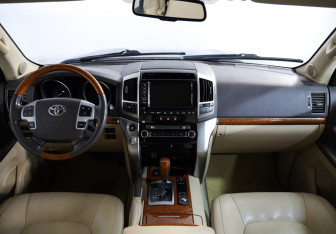 Подержанный автомобиль Toyota Land Cruiser Suv 2013 года (9 фото)