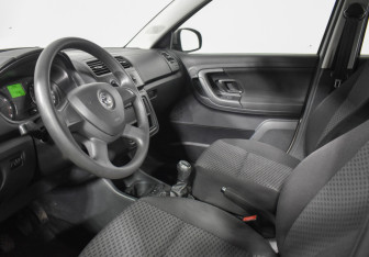 Подержанный автомобиль Skoda Fabia Hatchback 2013 года (9 фото)
