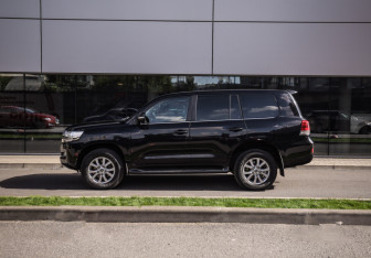Подержанный автомобиль Toyota Land Cruiser Suv 2016 года (9 фото)