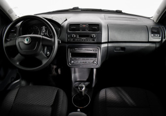 Подержанный автомобиль Skoda Fabia Wagon 2012 года (14 фото)