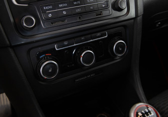 Подержанный автомобиль Volkswagen Golf Hatchback 2011 года (13 фото)