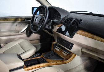 Подержанный автомобиль BMW X5 2003 года (14 фото)