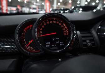 Подержанный автомобиль MINI Hatch 2019 года (16 фото)