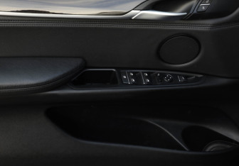 Подержанный автомобиль BMW X5 2016 года (25 фото)