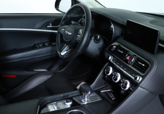 Подержанный автомобиль Genesis G70 2022 года (11 фото)