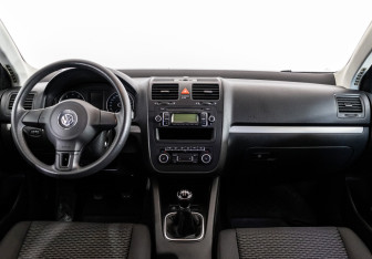 Подержанный автомобиль Volkswagen Jetta Sedan 2010 года (10 фото)