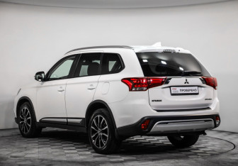 Подержанный автомобиль Mitsubishi Outlander 2019 года (7 фото)