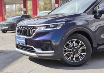 Подержанный автомобиль Kia Carnival 2021 года (8 фото)