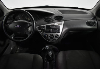 Подержанный автомобиль Ford Focus Sedan 2004 года (13 фото)