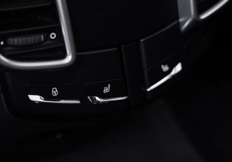 Подержанный автомобиль Porsche Cayenne 2015 года (18 фото)