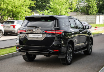 Подержанный автомобиль Toyota Fortuner 2021 года (6 фото)