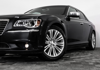 Подержанный автомобиль Chrysler 300C Sedan 2012 года (2 фото)