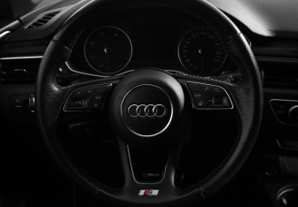 Подержанный автомобиль Audi A4 Sedan 2017 года (16 фото)